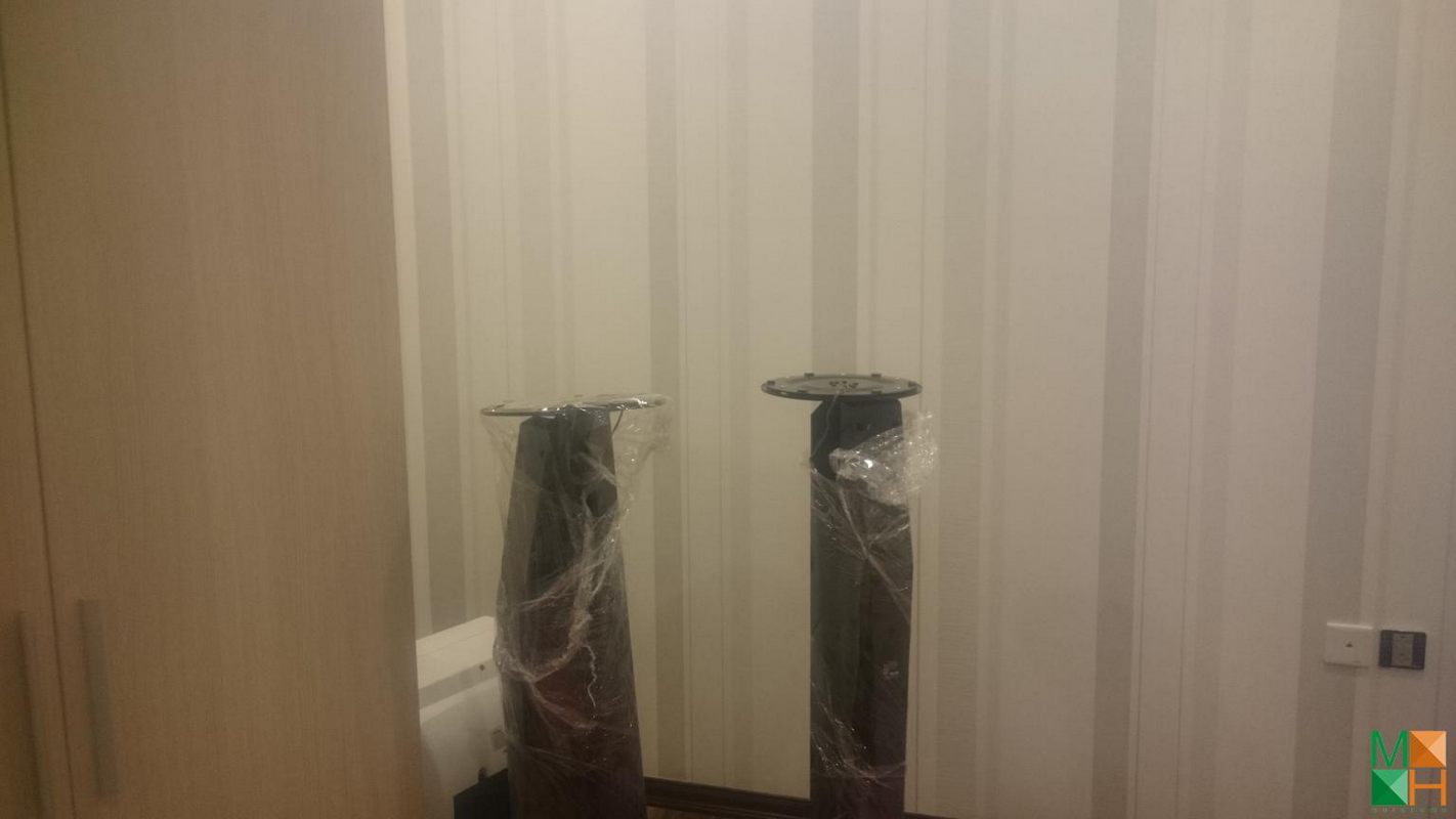 thi-cong-giay-dan-tuong-van-soc-tai-nha-chi-dung-2402-toa-Diamond (7)